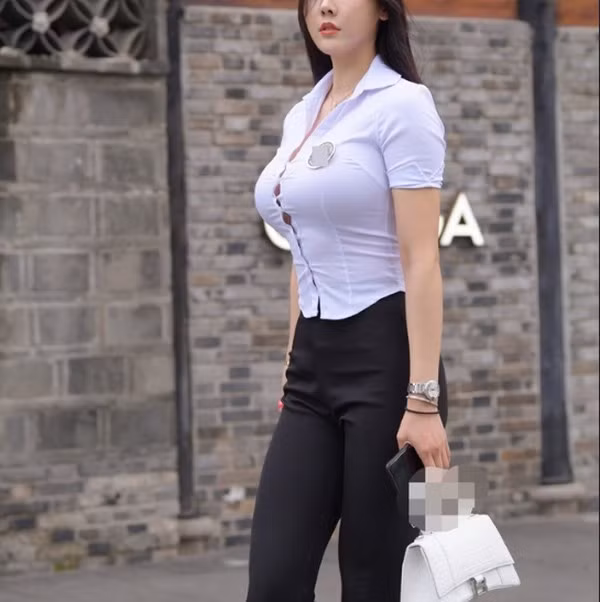 Cụ thể, người mặc sẽ tận dụng những chiếc áo sơ mi bó sát, để lộ những khoảng hở hững hờ khi nhìn ngang, dễ để lộ lớp nội y bên trong.