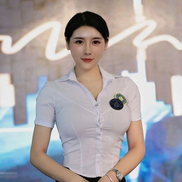 Cô nàng Liu Tai Yang sinh năm 1995, sinh sống tại Nội Mông cũng từng khiến dân tình “chao đảo” khi diện chiếc áo sơ mi một cách quá gợi cảm.