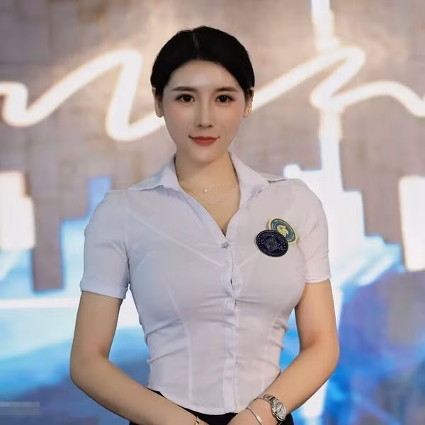 Cô nàng Liu Tai Yang sinh năm 1995, sinh sống tại Nội Mông cũng từng khiến dân tình “chao đảo” khi diện chiếc áo sơ mi một cách quá gợi cảm.