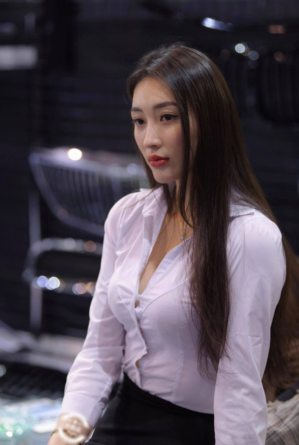 Trong hình, nữ PG của một triển lãm ô tô thu hút sự chú ý nhờ sở hữu gương mặt xinh đẹp cùng vóc dáng nổi bật.