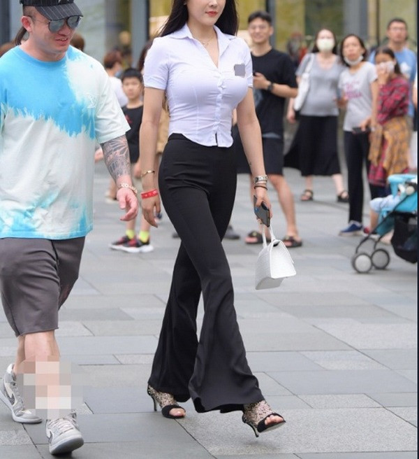 Không chỉ 1 lần, “Kim Kardashian của Trung Quốc” liên tục “đốt mắt” người nhìn bằng màn lên đồ táo bạo với áo sơ mi bung cúc.