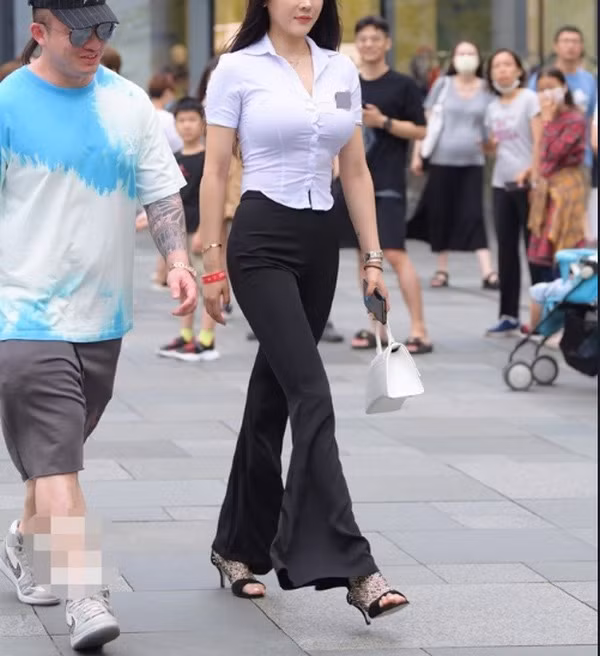 Không chỉ 1 lần, “Kim Kardashian của Trung Quốc” liên tục “đốt mắt” người nhìn bằng màn lên đồ táo bạo với áo sơ mi bung cúc.