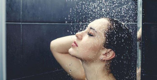 Tắm là cách đơn giản loại bỏ chất bẩn bám trên da. Theo dòng nước, lượng mồ hôi, tế bào chết sẽ được rửa sạch. Nhờ vậy, tắm giúp cải thiện quá trình trao đổi chất, thúc đẩy tuần hoàn máu.