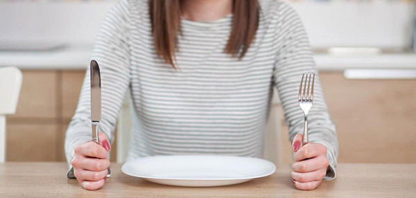 Không nên tắm lúc đói. Khi đói, lượng đường huyết của cơ thể ở mức thấp nhất, không thể đáp ứng được việc tiêu hao nhiệt lượng cần thiết trong quá trình tắm. Vì vậy, vệ sinh cơ thể ở thời điểm này có thể khiến bạn hạ đường huyết, thậm chí ngất xỉu.