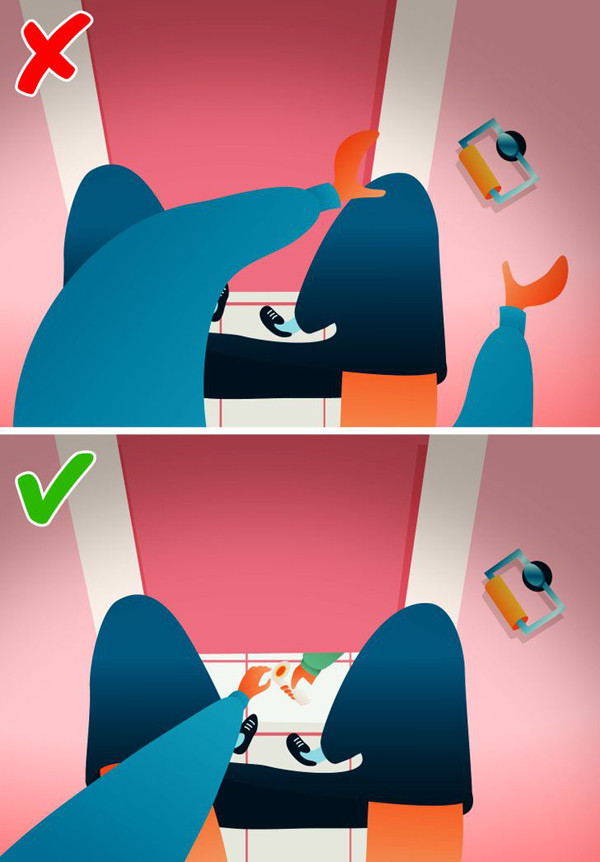 Nhờ đưa giấy vệ sinh khi cần thiết. Khe hở dưới chân sẽ rất tiện trong trường hợp hết giấy vệ sinh. Người bên ngoài chỉ cần đưa qua khoảng trống mà không cần phải mở cửa.