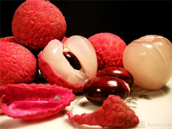 Khi mọc mụn nhọt. Vải vốn chứa nhiều đường lại có tính nóng, do vậy tránh ăn vải khi bị mụn nhọt. Khi đi vào cơ thể, những thành phần này sẽ khiến tình trạng mọc mụn và nhiệt trở nên trầm trọng hơn.