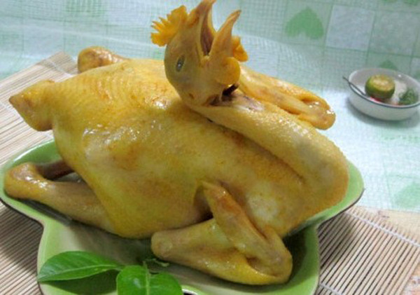 Hơn nữa, đầu gà chủ yếu là óc và da. Cả hai phần này đều chứa lượng lớn cholesterol. Ăn lượng nhỏ sẽ không có vấn đề gì. Ngược lại, tiêu thụ số lượng lớn dễ tích tụ các chất bất lợi cho cơ thể. Thậm chí dẫn đến béo phì và huyết áp cao.