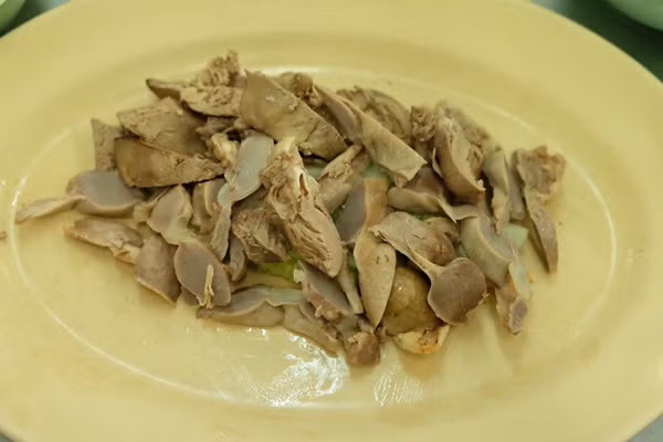 Từ lý do trên, dù gan chứa nhiều dưỡng chất song bạn cũng không nên ăn nhiều, tốt nhất không ăn. Để đảm bảo sức khỏe, chúng ta có thể bổ sung vitamin A theo nhiều cách lành mạnh hơn. Ảnh: Internet. Mời độc giả xem video: Thịt gà nhập khẩu: Vì sao giá rẻ? Nguồn: VTC16.