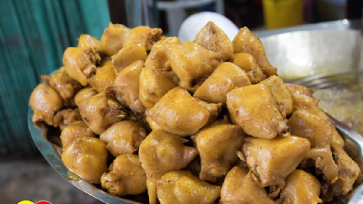 Bộ phận độc hại ở gà - Phao câu. Thịt gà chứa nhiều protein song lại ít chất béo. Loại gia cầm này cũng chứa nhiều vitamin A, E, C, B1, B2, PP, muối khoáng canxi, phốt-pho, sắt... nên có tác dụng bổ sung dinh dưỡng, tăng cường sức đề kháng, hỗ trợ cơ thể chống ung thư hiệu quả...