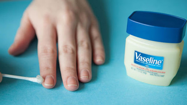 Sử dụng sản phẩm hóa dầu, đeo gang tay. Sản phẩm hóa dầu được tạo nên trong quá trình sản xuất dầu thô như vaseline (sáp mỡ tinh khiết) được đánh giá là “cứu tinh” trong việc cải thiện da tay thô ráp.