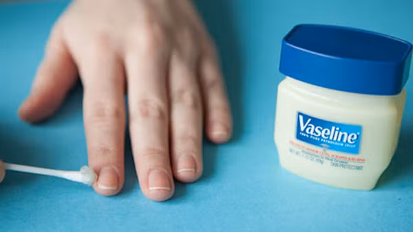 Sử dụng sản phẩm hóa dầu, đeo gang tay. Sản phẩm hóa dầu được tạo nên trong quá trình sản xuất dầu thô như vaseline (sáp mỡ tinh khiết) được đánh giá là “cứu tinh” trong việc cải thiện da tay thô ráp.