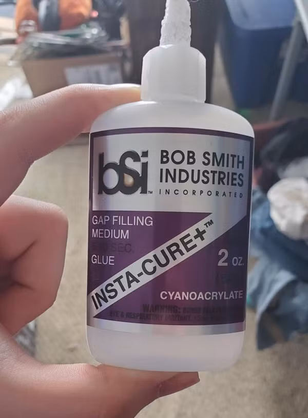 Dùng keo dính. Cách dưỡng da tay bằng keo dính có phần nguy hiểm nên bạn cần hết sức thận trọng. Khi thực hiện, bạn dùng lượng nhỏ keo dính bôi lên các vết chai sạn, nứt nẻ, đợi đến khi keo khô thì bóc bỏ. Lớp keo dính sẽ kéo theo cả phần da xù xì khỏi cơ thể. Cách làm này không được khuyến khích làm thường xuyên hoặc trên những vùng da siêu nứt nẻ.