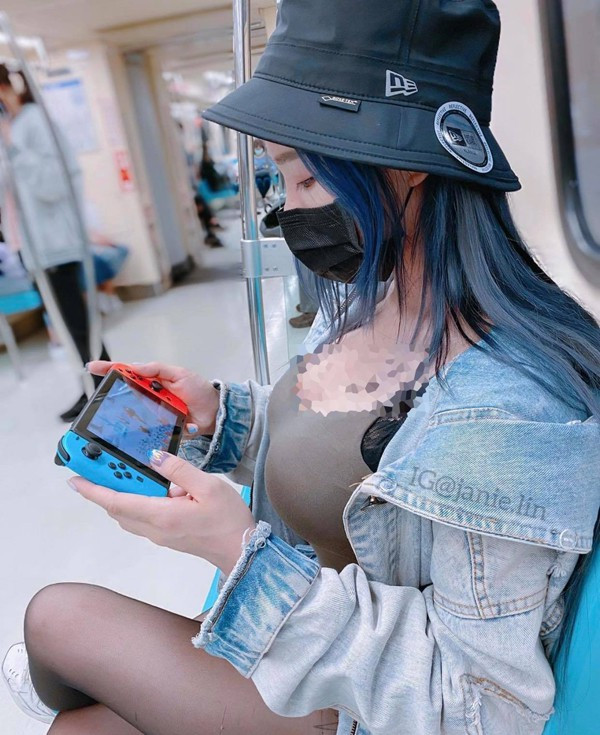 Trong ảnh, cô gái sở hữu thân hình nóng bỏng, mái tóc dài mượt. Đặc biệt, vòng ngực khủng cùng cách ăn mặc biến cô trở thành tâm điểm chú ý.