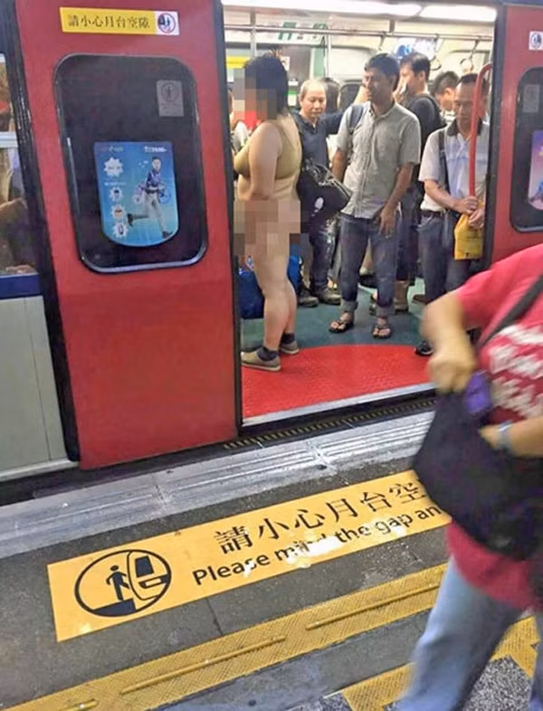 Lên đồ theo sở thích có thể khiến cô gái đối diện với những rắc rối như vấn nạn quay lén, quấy rối ngày càng gia tăng.