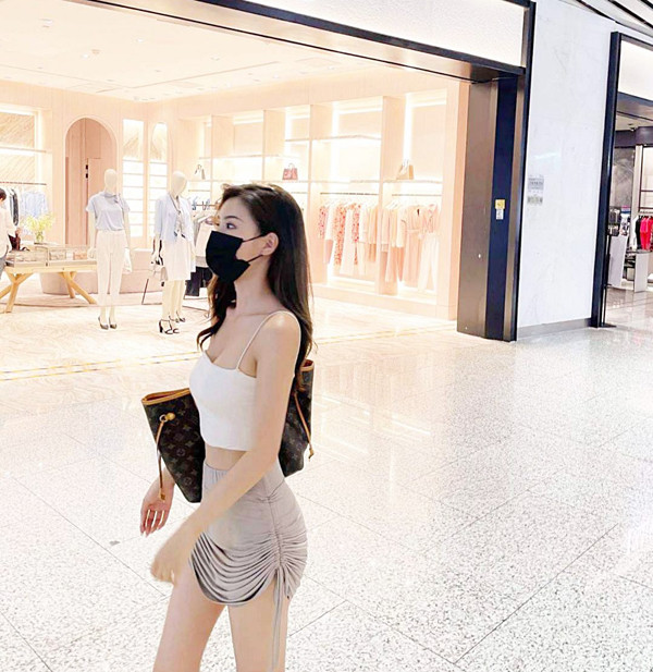 Mới đây, mạng xã hội Trung Quốc được dịp xôn xao khi hình ảnh cô gái trẻ ăn mặc hớ hênh được chia sẻ. Theo đó, cô gái Quảng Châu xuất hiện ở sân bay trong bộ trang phục tôn dáng gồm áo hai dây croptop và chân váy ôm cạp cao.