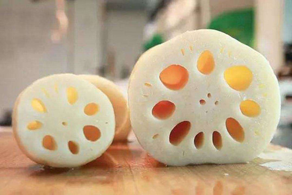 Dù vậy, cấu tạo đặc biệt cùng môi trường phát triển khiến củ sen rất dễ chứa kí sinh trùng. Loại ký sinh trùng phổ biến nhất là giun gừng (một loại kí sinh trùng ở động vật do sán lá gừng gây ra, gọi tắt là giun gừng). Khi nhiễm loại kí sinh trùng này, cơ thể dễ đối diện triệu chứng tiêu chảy, đau bụng và suy dinh dưỡng.