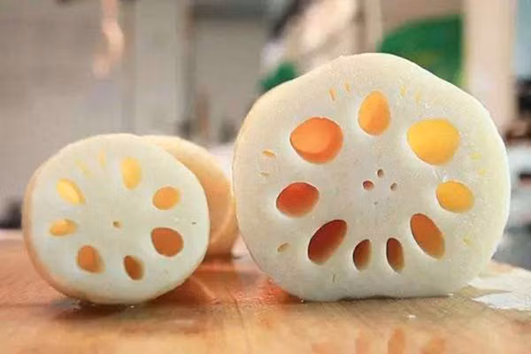 Dù vậy, cấu tạo đặc biệt cùng môi trường phát triển khiến củ sen rất dễ chứa kí sinh trùng. Loại ký sinh trùng phổ biến nhất là giun gừng (một loại kí sinh trùng ở động vật do sán lá gừng gây ra, gọi tắt là giun gừng). Khi nhiễm loại kí sinh trùng này, cơ thể dễ đối diện triệu chứng tiêu chảy, đau bụng và suy dinh dưỡng.