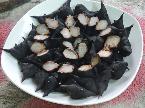 Củ ấu. Củ ấu rất giàu protein và các nguyên tố vi lượng, mang lại giá trị dinh dưỡng cao. Loại củ này có ưu điểm nổi bật là mọng nước, ngon ngọt dễ ăn ngay cả khi không xử lý bằng nhiệt.