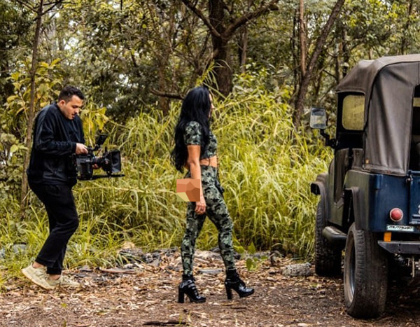 Sau khi có được bảo hiểm bảo vệ vòng 3, gu thời trang của Rielle ngày càng “khó đỡ” hơn. Mỹ nhân “đệ nhất sexy Brazil” sẵn sàng đi dạo với chiếc quần để lộ bộ mông của mình. “Đẹp khoe xấu che” là chuyện dễ hiểu. Dù vậy, cách khoe thân lộ liễu của Rielle khiến không ít người cảm thán, “nhức mắt”.