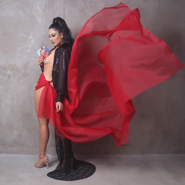 Người đẹp xứ samba tiết lộ mua bảo hiểm theo gương ca sĩ Marial Carey - người từng mua gói bảo hiểm 1 tỷ USD cho đôi chân nuột nà.