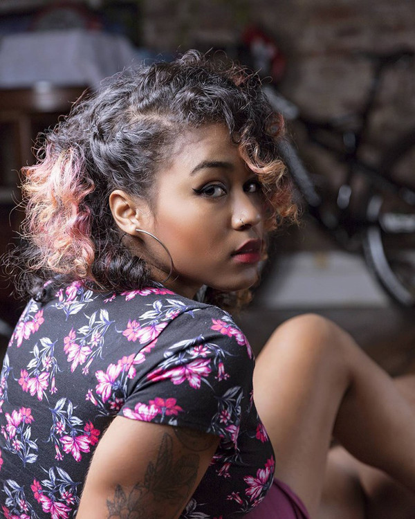 Mahogany Geter (23 tuổi, đến từ Tennessee, Mỹ) mắc chứng phù bạch huyết bẩm sinh. Được biết, phù bạch huyết là tình trạng gây nên bởi chất lỏng dư thừa tích tụ bên trong mô mềm của cơ thể. Tình trạng kéo dài gây sưng phù ở chân trái Mahogany.