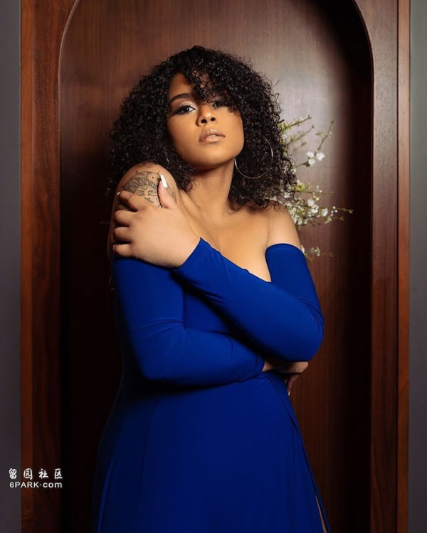 Vượt lên tất cả, Mahogany tự hào phô diễn vẻ sexy, khoe chân bị phù bạch huyết trong các khung hình và đăng lên mạng.