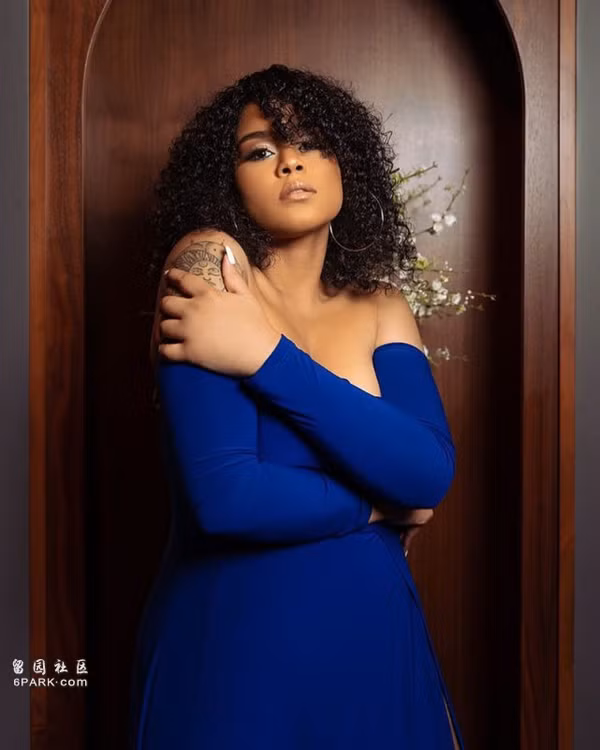 Vượt lên tất cả, Mahogany tự hào phô diễn vẻ sexy, khoe chân bị phù bạch huyết trong các khung hình và đăng lên mạng.