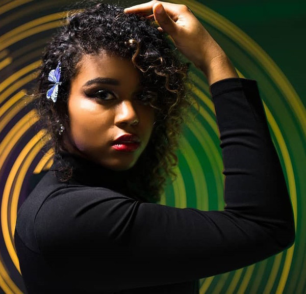 Không chỉ ảnh hưởng đến sức khỏe, chứng phù bạch huyết ảnh hưởng ngoại hình Mahogany. Cô chia sẻ: “Khi còn nhỏ, tôi cảm thấy mình xấu xí và đã khóc rất nhiều". Cô gái người Mỹ phải chịu đựng những lời chế nhạo, được khuyên nên "cắt cụt chân để trông đẹp hơn".