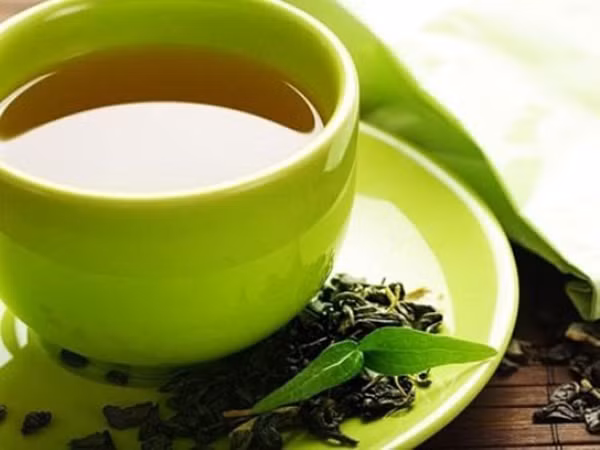 Không uống trà để qua đêm. Vitamin trong trà để qua đêm gần như bị hao hụt hoàn toàn. Các thành phần khác trong trà cũng dễ dàng bị oxy hóa vừa không tốt cho cơ thể, vừa ảnh hưởng đến hương vị.