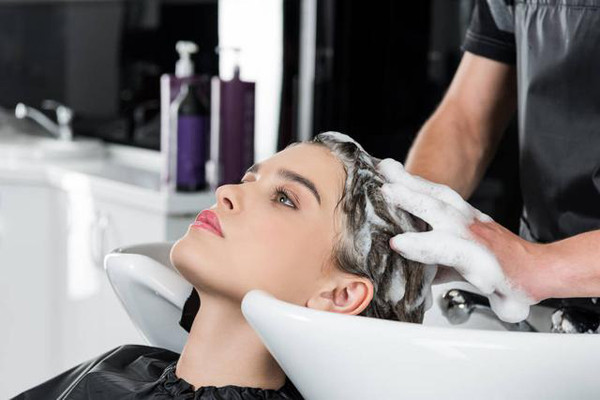 Mặt khác, trung tâm điều hòa thân nhiệt cơ thể buổi đêm có khả năng điều tiết thấp. Để tóc ướt đi ngủ trong phòng máy lạnh hoặc mùa đông sẽ khiến cơ thể khó có thể tự điều hòa, dễ dẫn đến cảm lạnh. Vì vậy, tốt nhất không nên gội đầu trước khi ngủ. Nếu gội đầu, bạn nên ngăn ngừa nguy cơ cảm lạnh bằng cách sấy tóc khô.