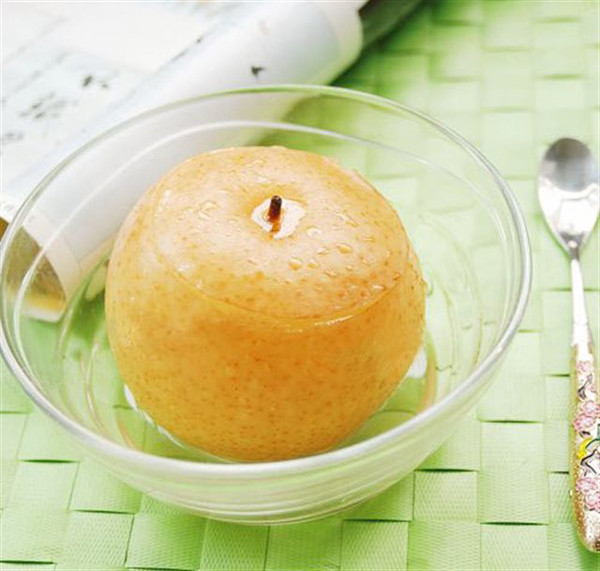 Lê. Lê có tác dụng giữ ẩm phổi, giảm ho, dưỡng âm, thanh nhiệt, bổ khí, tiêu đờm. Dù vậy, lê có tính lạnh, người tỳ vị hư hàn ăn nhiều dễ gây rối loạn tiêu hóa. Việc nấu chín lê sẽ giúp loại bỏ tính lạnh của chúng.