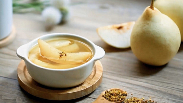 Khi thực hiện, bạn dùng 2 quả lê rửa sạch, cắt thành miếng vừa ăn. Cho lê cùng 100g gạo tẻ vào nồi với lượng nước thích hợp. Đun sôi hỗn hợp thành cháo lê để thưởng thức. Ảnh: Internet.