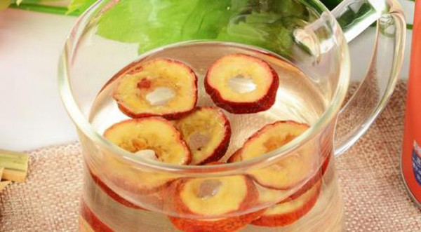 Tuy nhiên, hàm lượng axit hữu cơ trong táo gai khá lớn, dễ gây kích ứng dạ dày khi ăn trực tiếp. Khi được nấu chín, chất kích ứng giảm mạnh trong khi lượng flavonoid có tác dụng tích cực lại tăng lên. Flavonoid đi vào cơ thể có tác dụng giúp lưu thông mạch máu, ngăn ngừa tình trạng xơ cứng động mạch.