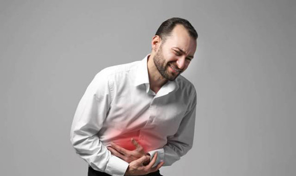 Dấu hiệu ung thư gan - Đau bụng. Khi bị đau bụng, nhiều người thường nghĩ tới các vấn đề tiêu hóa thay vì liên hệ đến sức khỏe gan. Chuyên gia sức khỏe cho biết khi tế bào bị ung thư, gan sẽ có biểu hiện sưng, viêm. Điều này sẽ khiến bệnh nhân chịu đựng những cơn đau âm ỉ.