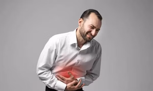 Dấu hiệu ung thư gan - Đau bụng. Khi bị đau bụng, nhiều người thường nghĩ tới các vấn đề tiêu hóa thay vì liên hệ đến sức khỏe gan. Chuyên gia sức khỏe cho biết khi tế bào bị ung thư, gan sẽ có biểu hiện sưng, viêm. Điều này sẽ khiến bệnh nhân chịu đựng những cơn đau âm ỉ.