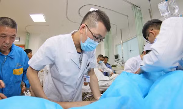 A Ngô năm nay 53 tuổi, là công nhân xây dựng cầu đường. Công việc khá vất vả song anh luôn cố gắng hoàn thành nhiệm vụ được giao. Dạo gần đây, A Ngô thường thấy kiệt sức, buồn ngủ, khó tập trung làm việc. Nghĩ mình bị mệt, A Ngô xin nghỉ sớm về nhà tĩnh dưỡng. Vậy nhưng tình trạng không khá hơn nhiều. Mấy hôm trước Ngô cảm thấy bụng phải đau nhói, không thể chịu được nên tới viện khám.