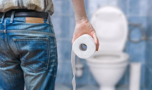 Dấu hiệu ung thư gan – tiêu chảy. Tương tự đau bụng, triệu chứng tiêu chảy ở bệnh nhân gan ban đầu thường bị nhầm với vấn đề tiêu hóa. Thực tế sau khi gan bị ung thư, chức năng tiết mật của gan sẽ bị suy yếu. Dịch mật có tác dụng giúp tiêu hóa thức ăn trong dạ dày và ruột trở nên thiếu hụt, ảnh hưởng đến hiệu quả tiêu hóa thức ăn.