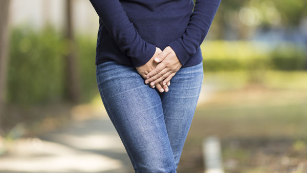 Tác hại mặc quần bó sát – gây ngứa vùng kín. So với nam giới, cấu tạo vùng kín của phụ nữ phức tạp hơn nhiều. Mặc quần bó sát thời gian dài gây cọ xát, khiến vùng da nhạy cảm dễ bị tổn thương.