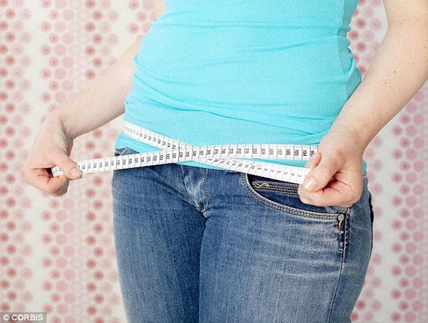 Mặc quần bó sát, quần chật còn gây chèn ép phần bụng. Người mặc dễ cảm thấy mệt mỏi, khó chịu, căng tức… Khí huyết khó lưu thông sẽ khiến cơ thể tích tụ nhiều độc tố. Điều này hoàn toàn không tốt cho sức khỏe tổng thể.