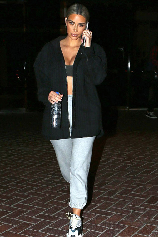 Trên thế giới, nhiều người nổi tiếng lựa chọn thiết kế này xuất hiện trước công chúng, khoe vẻ nóng bỏng khiến người nhìn đứng ngồi không yên.