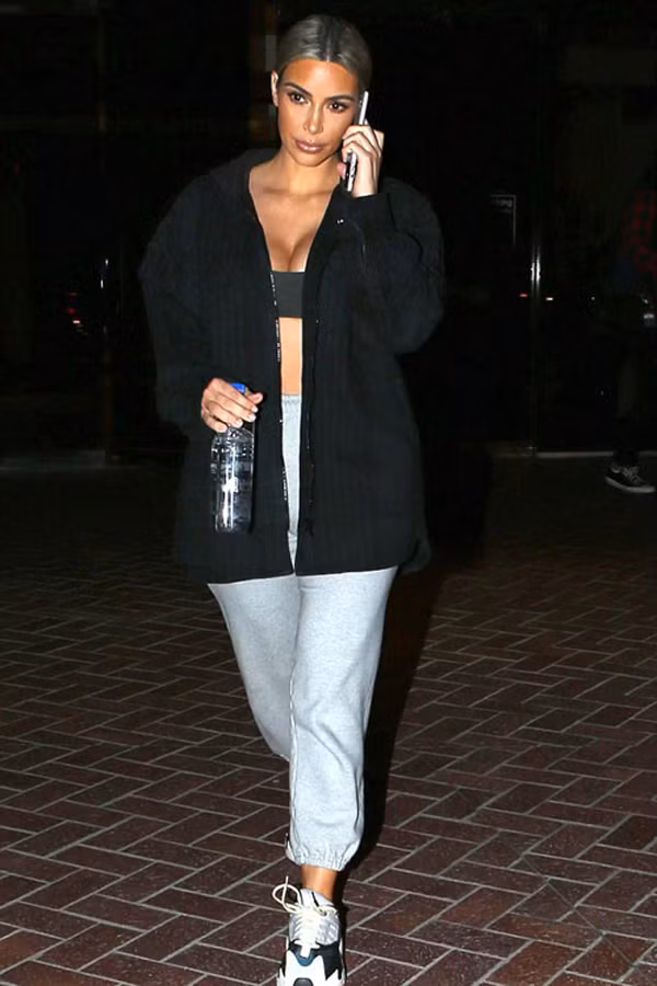 Trên thế giới, nhiều người nổi tiếng lựa chọn thiết kế này xuất hiện trước công chúng, khoe vẻ nóng bỏng khiến người nhìn đứng ngồi không yên.