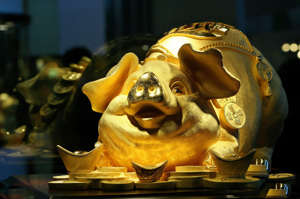 Tuổi Hợi có một ngày làm việc cùng đồng nghiệp vui vẻ, hỗ trợ nhau tích cực. Con giáp vẫn tiêu xài quá đà nên tiền bạc sa sút nhiều. (*Thông tin chỉ mang tính chất chiêm nghiệm, trắc nghiệm vui).