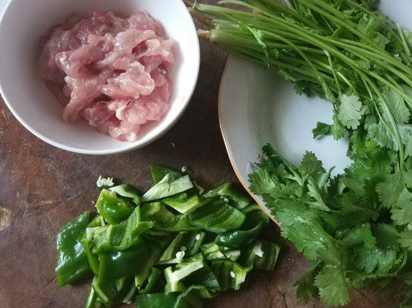 Rau mùi. Theo Đông y, rau mùi tính ôn, hao khí; thịt lợn có tính hàn, ích khí. Nếu kết hợp hai thực phẩm này cùng nhau sẽ khiến cơ thể đối diện tình trạng chướng bụng, khó tiêu, rối loạn tiêu hóa.