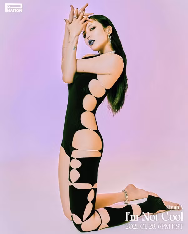 Cách đây không lâu, “nữ hoàng sexy xứ Hàn” HyunA khoác lên mình bộ bodysuit đen cắt khoét toàn thân khiến fan đứng ngồi không yên. Cụ thể, HyunA chọn trang phục với những đường vòng tròn, bầu dục được cắt sắc nét trên trang phục, khoe khéo làn da trắng nuột nà không tỳ vết.