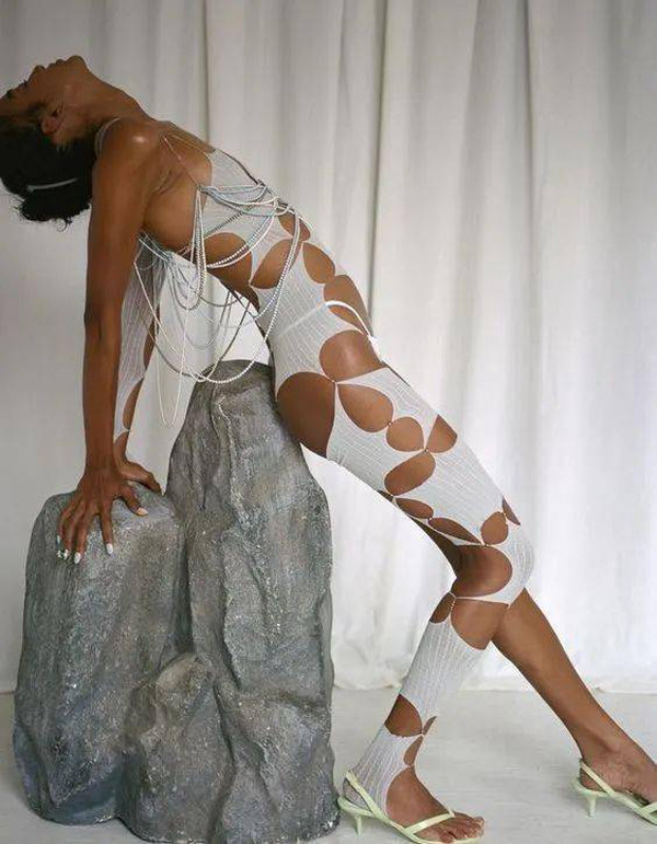 Trang phục đục lỗ không chỉ phù hợp với những người sở hữu thân hình lý tưởng. Ngay cả những người có thân hình mập mạp vẫn có cách “cân đẹp” thiết kế.