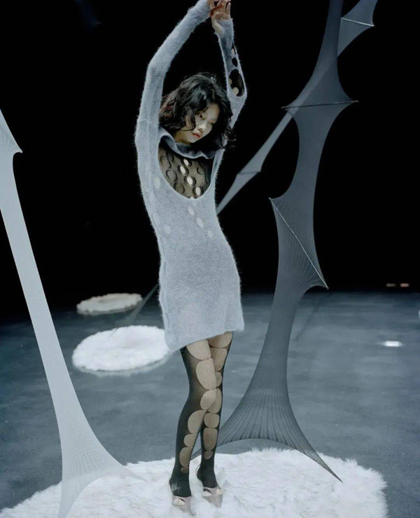 Bạn có thể kết hợp chúng với váy xuyên thấu để mang lại vẻ ngoài vừa cá tính vừa có nét đột phá.