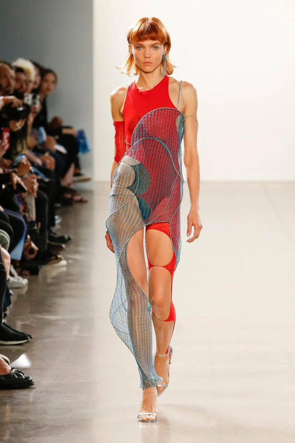 Nhiều nhà thiết kế không tiếc lời khen cho kiểu trang phục “hỏng hóc” về khả năng tôn dáng, tác động thị giác mạnh, mang lại vẻ đẹp vừa mềm mại, vừa cá tính cho người mặc. Thậm chí, có người còn cho rằng trang phục là cách mỗi người thể hiện sự trân trọng cơ thể, yêu bản thân, mạnh dạn đối diện với chính cơ thể mình.