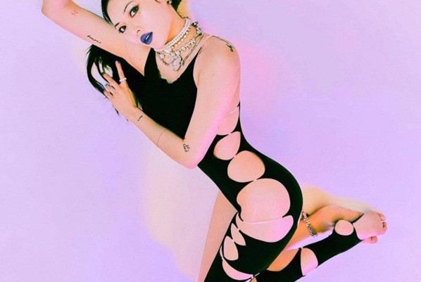 Thiết kế bó sát giúp ca sĩ HyunA thu hút sự chú ý đến thân hình chuẩn mẫu. Được biết, bộ đồ ấn tượng nữ ca sĩ sinh năm 1992 chọn mặc hiện là xu hướng thời trang được ưa chuộng nhất nhì.