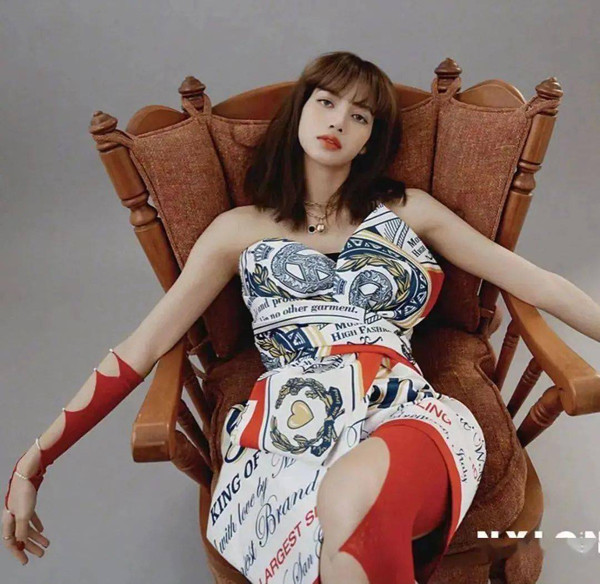 Hoặc bạn có thể sử dụng nó như một phụ kiện để tạo điểm nhấn. Giống như idol xứ Hàn đã làm. Ảnh: Sohu, sưu tầm.