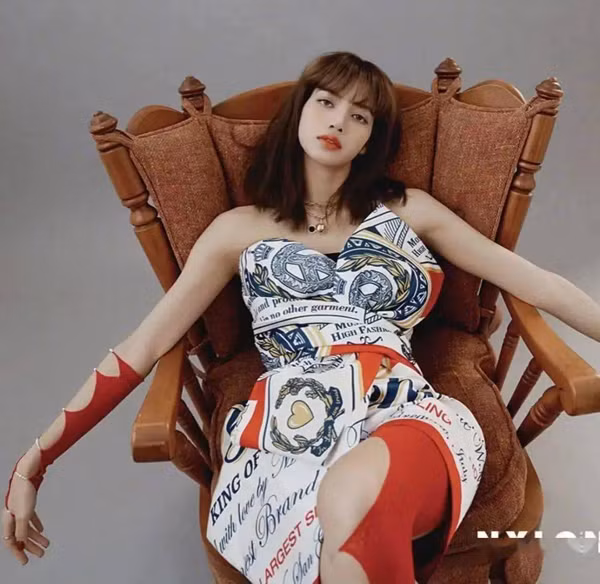 Hoặc bạn có thể sử dụng nó như một phụ kiện để tạo điểm nhấn. Giống như idol xứ Hàn đã làm. Ảnh: Sohu, sưu tầm.